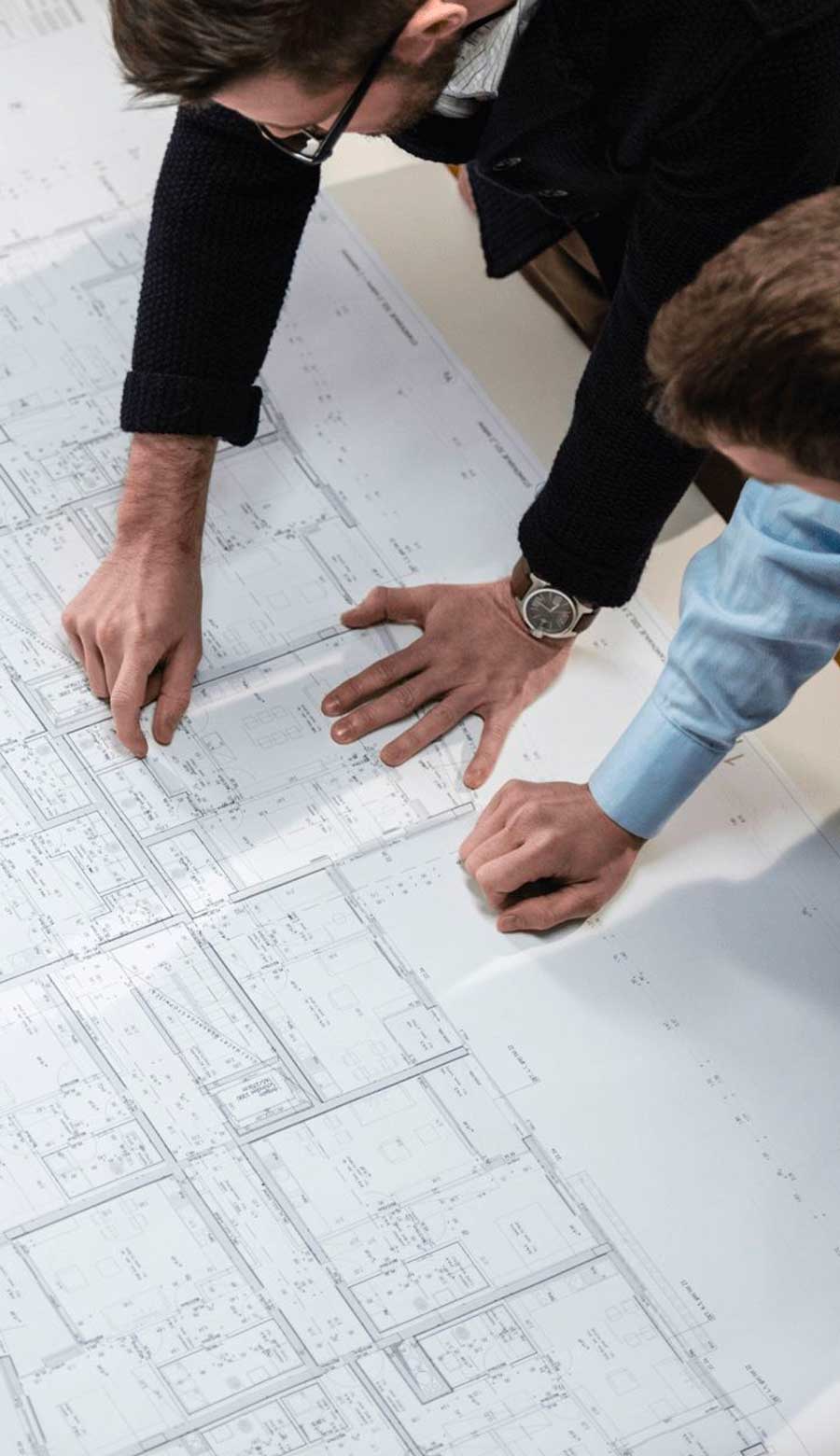 arquitectos mirando los planos de un edificio