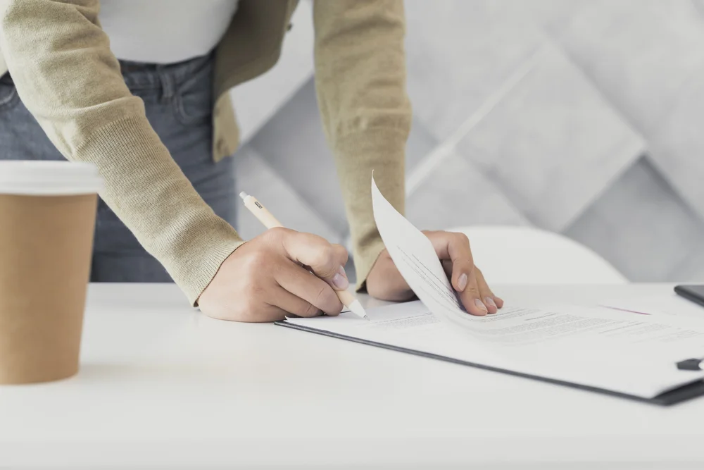 mujer firmando papel primer plano