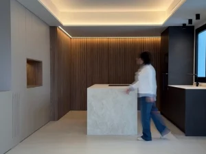 mujer andando por la cocina