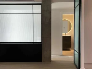 reforma de pasillo con puerta de cristal