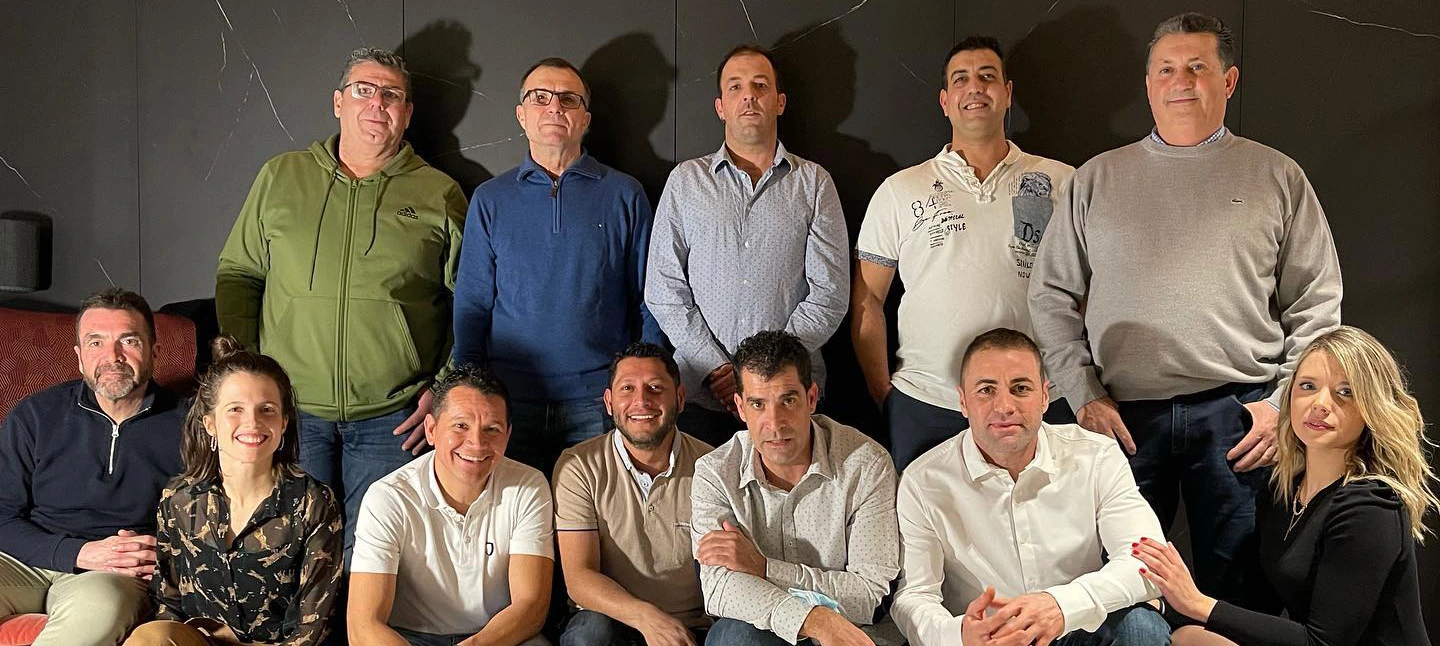 equipo de refromas jrc posando