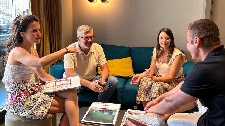 personas hablando de la reforma